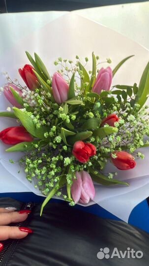 Букет с тюльпанами и гипсофилой