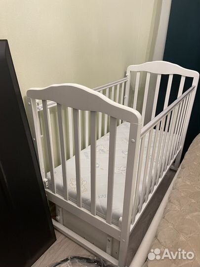 Детская кроватка с универсальным маятником