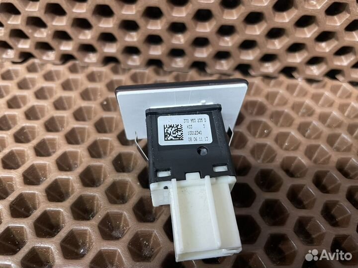 Кнопка аварийки Skoda Superb 2 2011