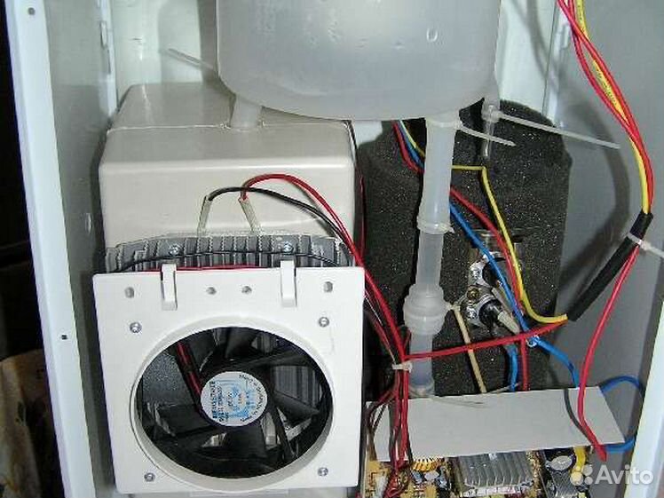 Кулер не греет воду. Кулер поломки. Нагреватель для кулера. Кулер биорей течет снизу вода. Кулер bioray 4020.