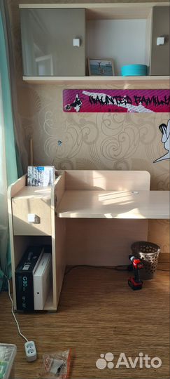 Компьютерный стол с полкой и стеллажом