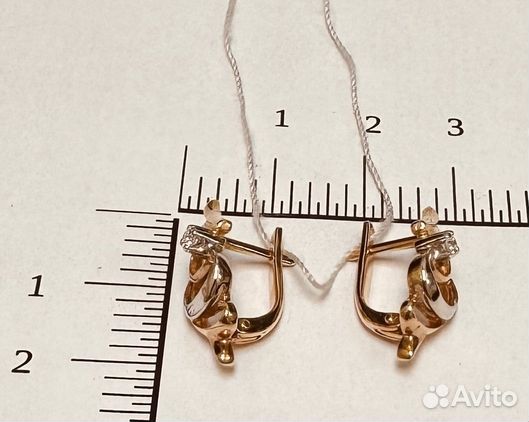 Золотые серьги с бриллиантом