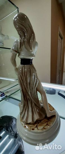 Статуэтка фарфоровая