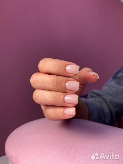 Мастер маникюра в салоне