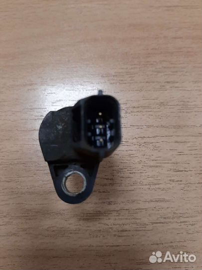 Датчик распредвала коленвала Mitsubishi MR985041