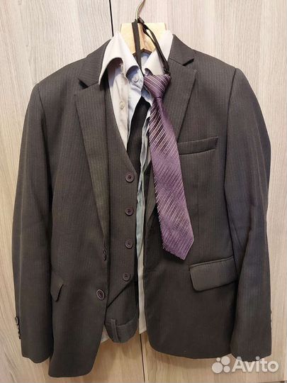 Костюм школьный 128 и рубашки