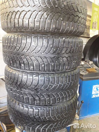 Bridgestone Blizzak Spike-01 215/55 R16