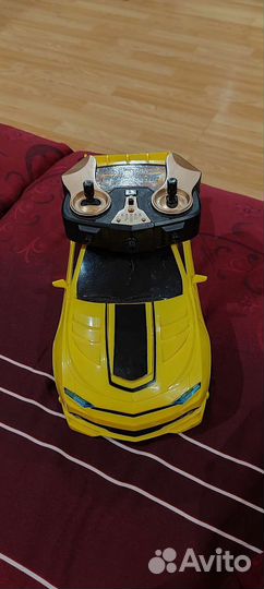 Машина на пульте управления Бамблби