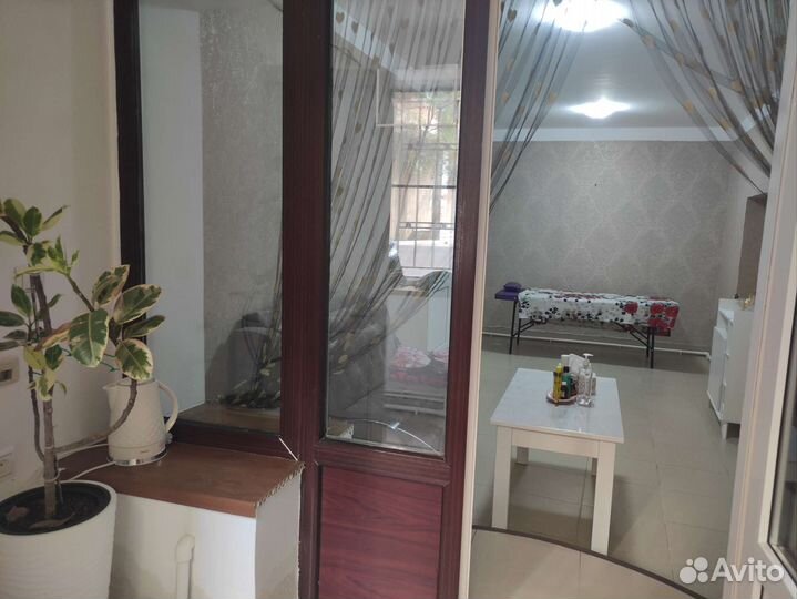 Массажистка в кабинете