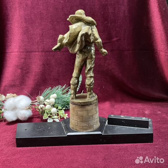 Статуэтка Памятник героям стратонавтам старинная