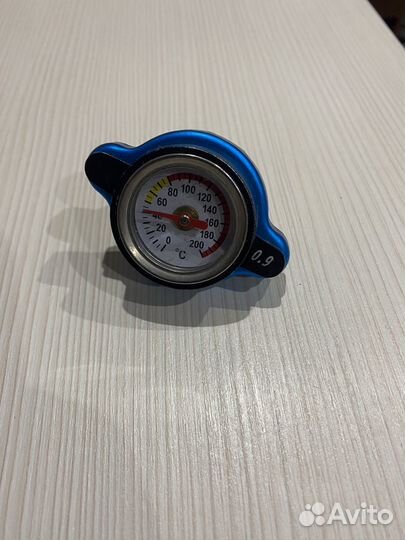 Крышка радиатора с термометром на мотоцыкл