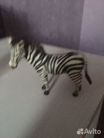 Фигурка лошадки и зебры