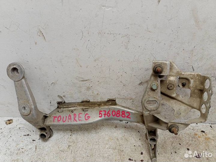 Кронштейн компрессора пневмоподвески 7L0616879