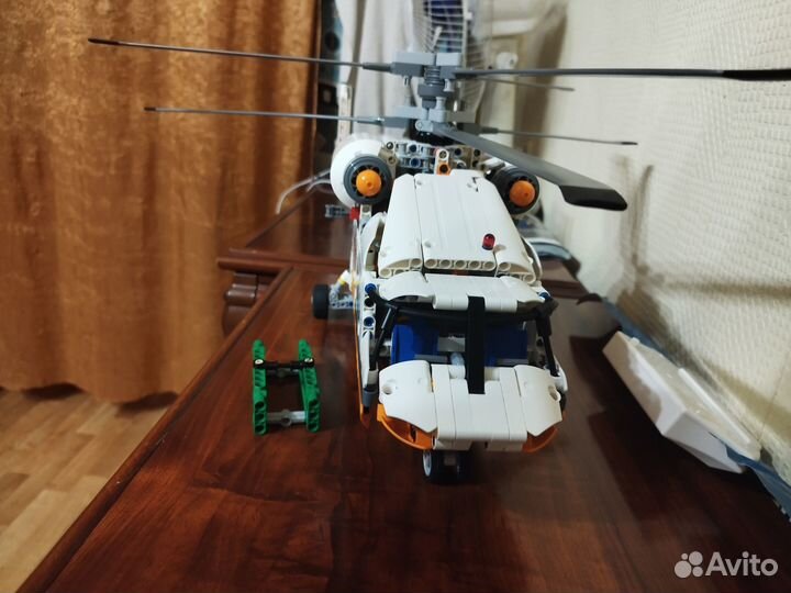 Lego Technic Грузовой вертолет (42052)