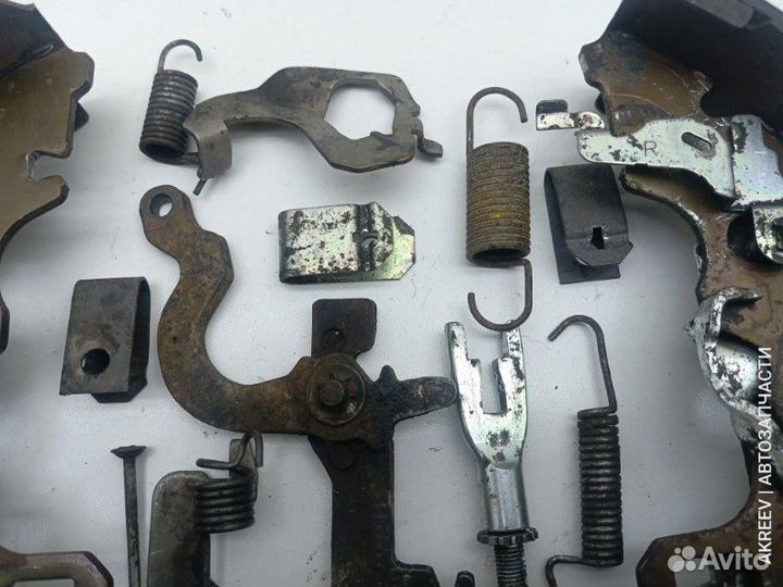 Колодки тормозные задние правые Mitsubishi Delica