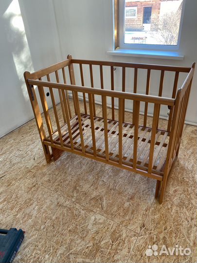 Детская кроватка с маятником