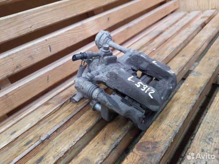 Суппорт тормозной задний левый Opel Astra J GTC