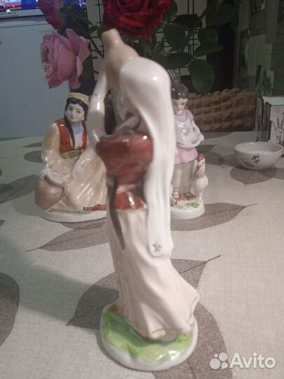 Статуэтка Девушка с кувшином. Ереван