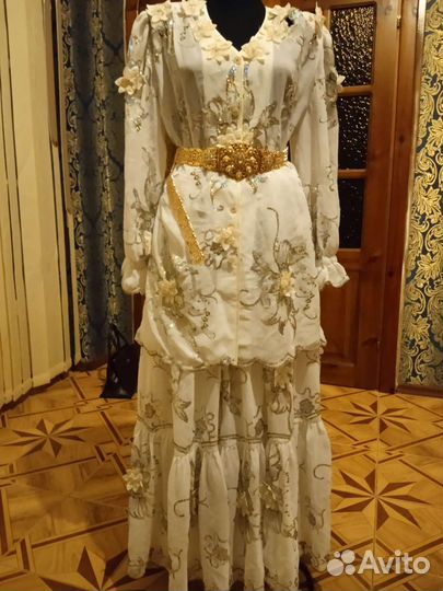 Национальный костюм белоснежного цвета с цветами