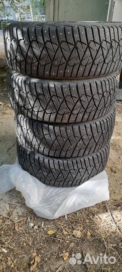 Goodyear Ultragrip 600 215/55 R17 98T
