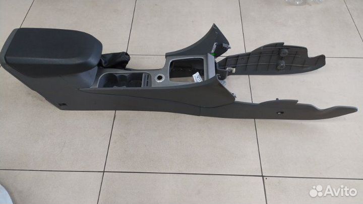 Консоль центральная (подлокотник) Ford Focus 2