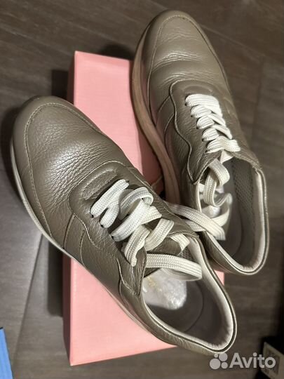 Кроссовки женские