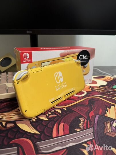 Nintendo Switch Lite на гарантии + картриджи