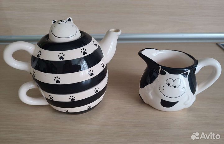 Заварочный чайник и молочник