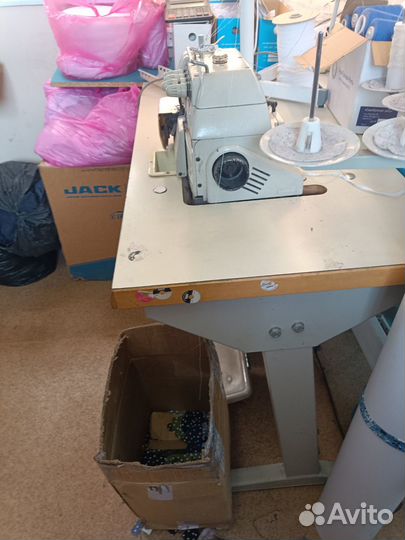 Промышленный оверлок пятинитка Maxdo 757F и стол