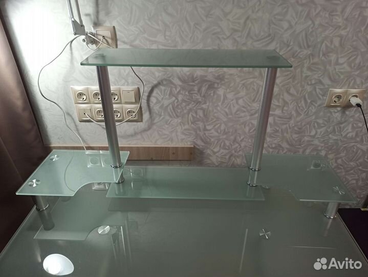 Компьютерный стол стеклянный