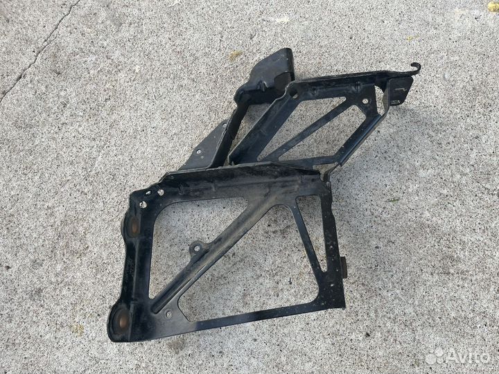 Кронштейн радиатора передний левый Audi A6