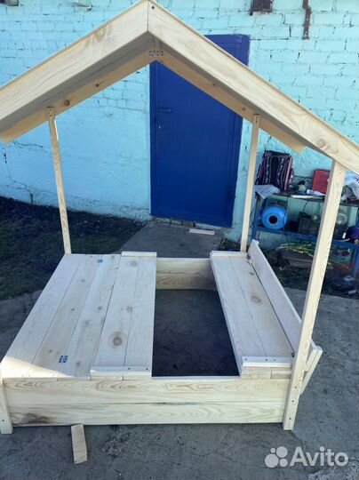 Песочница с крышей