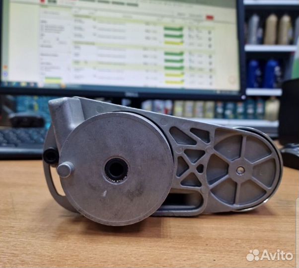 Натяжитель приводного ремня volvo