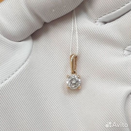 Золотая подвеска с камнем