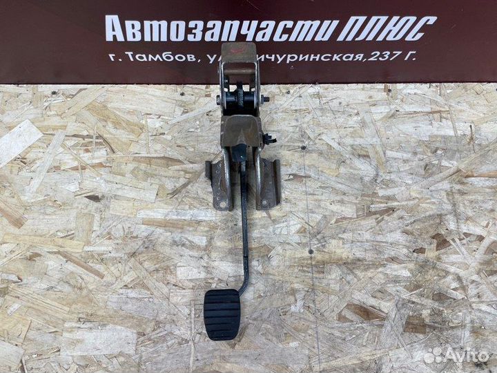 Педаль тормоза Renault Logan