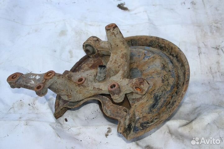 Кулак задний левый Skoda Octavia II рестайлинг