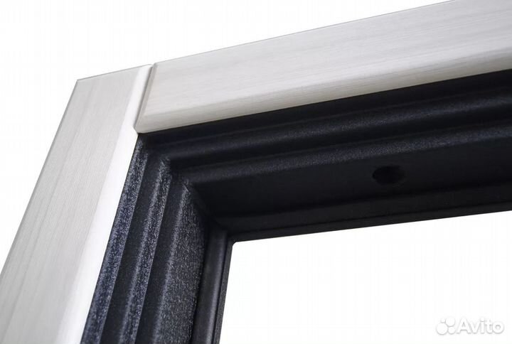 Уличная входная дверь в загородный дом