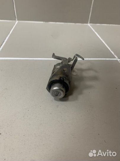 Личинка замка багажника Toyota Yaris 2005