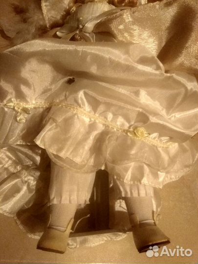 Кукла фарфоровая