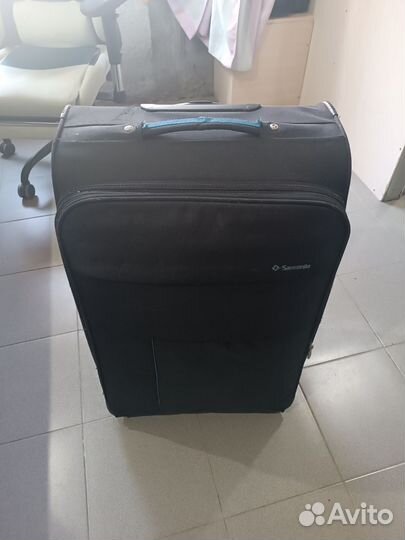 Чемодан с женскими вещами