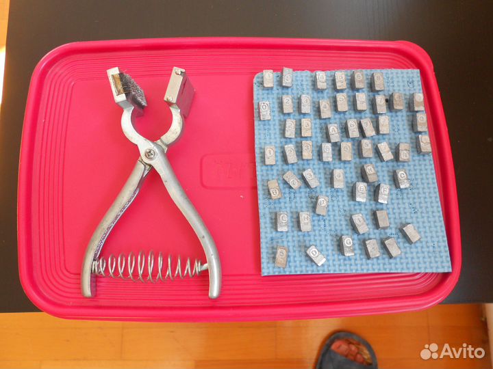 Клейматор для кроликов с набором цифр и букв