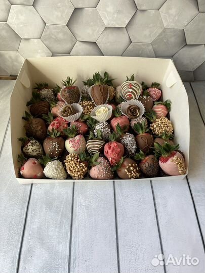 Клубника в шоколаде,букеты и торты на заказ