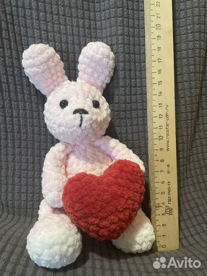 Плюшевый заяц с сердцем