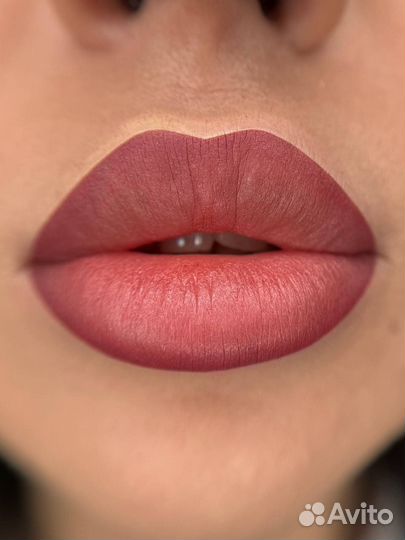 Модель перманентный макияж