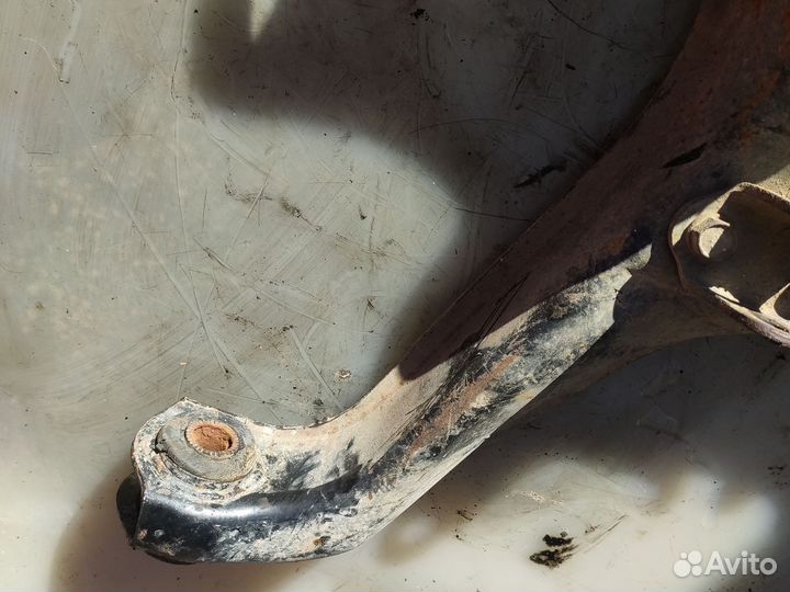 Передний левый нижний рычаг Митсубиси Паджеро 2