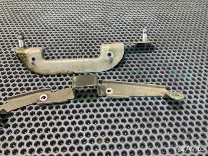 Крепление крышки двигателя Nissan Patrol