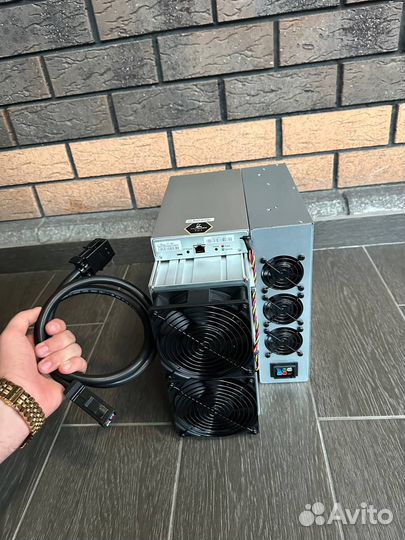 Модель майнер Antminer Т21 Первый скотч