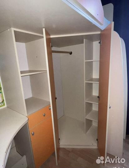 Кровать чердак со столом и шкафом