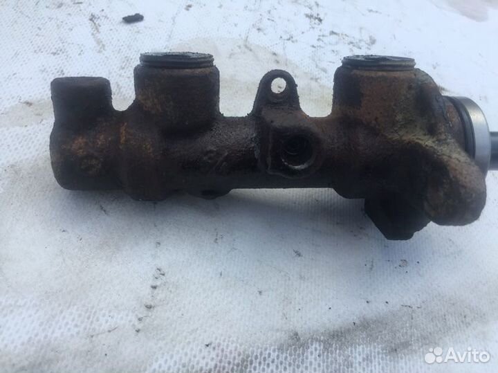 Главный тормозной цилиндр Mazda Demio DW 1.3 1999