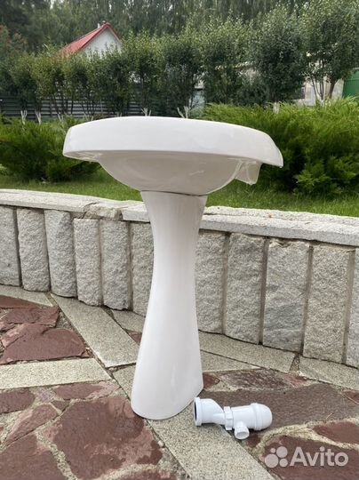 Раковина на подиуме